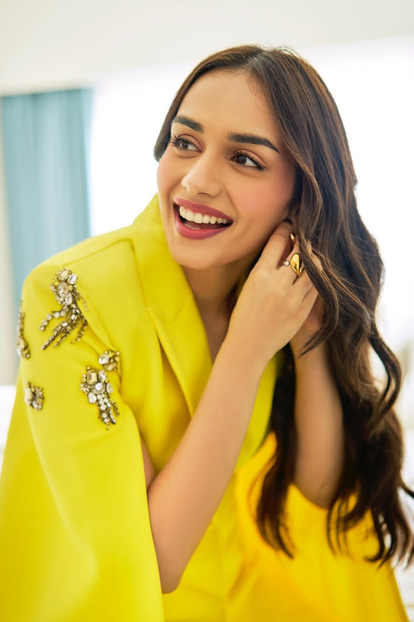 Bollywood Actress Manushi Chhillar Fabulous Posses In Designer Yellow Blazer7