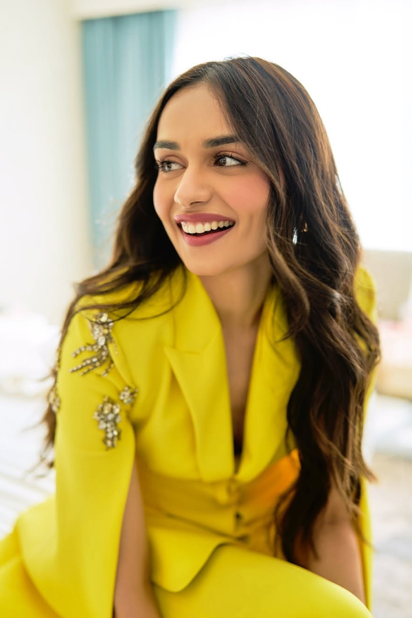 Bollywood Actress Manushi Chhillar Fabulous Posses In Designer Yellow Blazer8