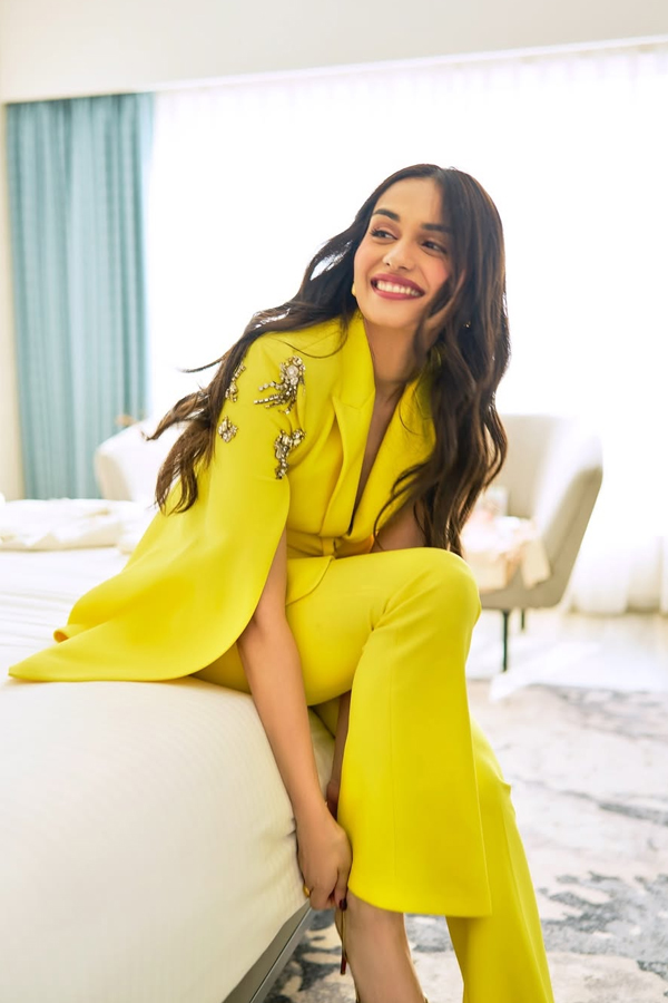 Bollywood Actress Manushi Chhillar Fabulous Posses In Designer Yellow Blazer9