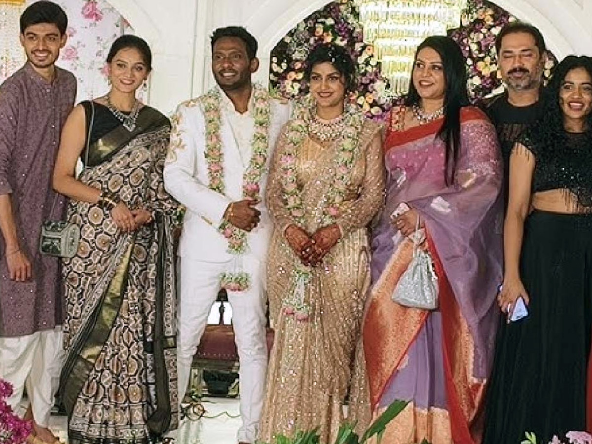 Why is Nikhil not attending Sonia wedding16