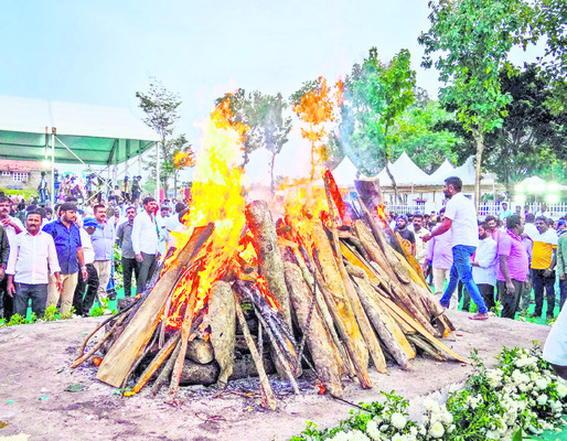 చంద్రం కుటుంబానికి కన్నీటి వీడ్కోలు1