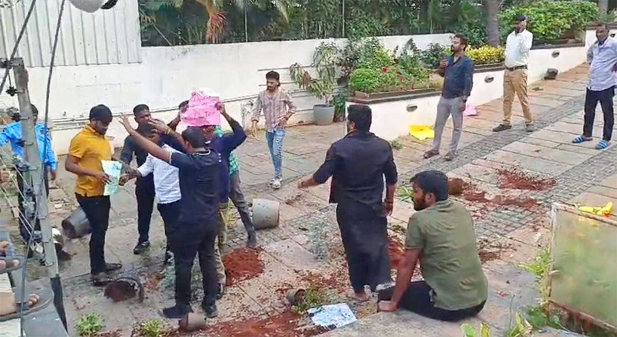 Protesters Storm Allu Arjun Hyderabad House For Pushpa 2 photos goes viral2