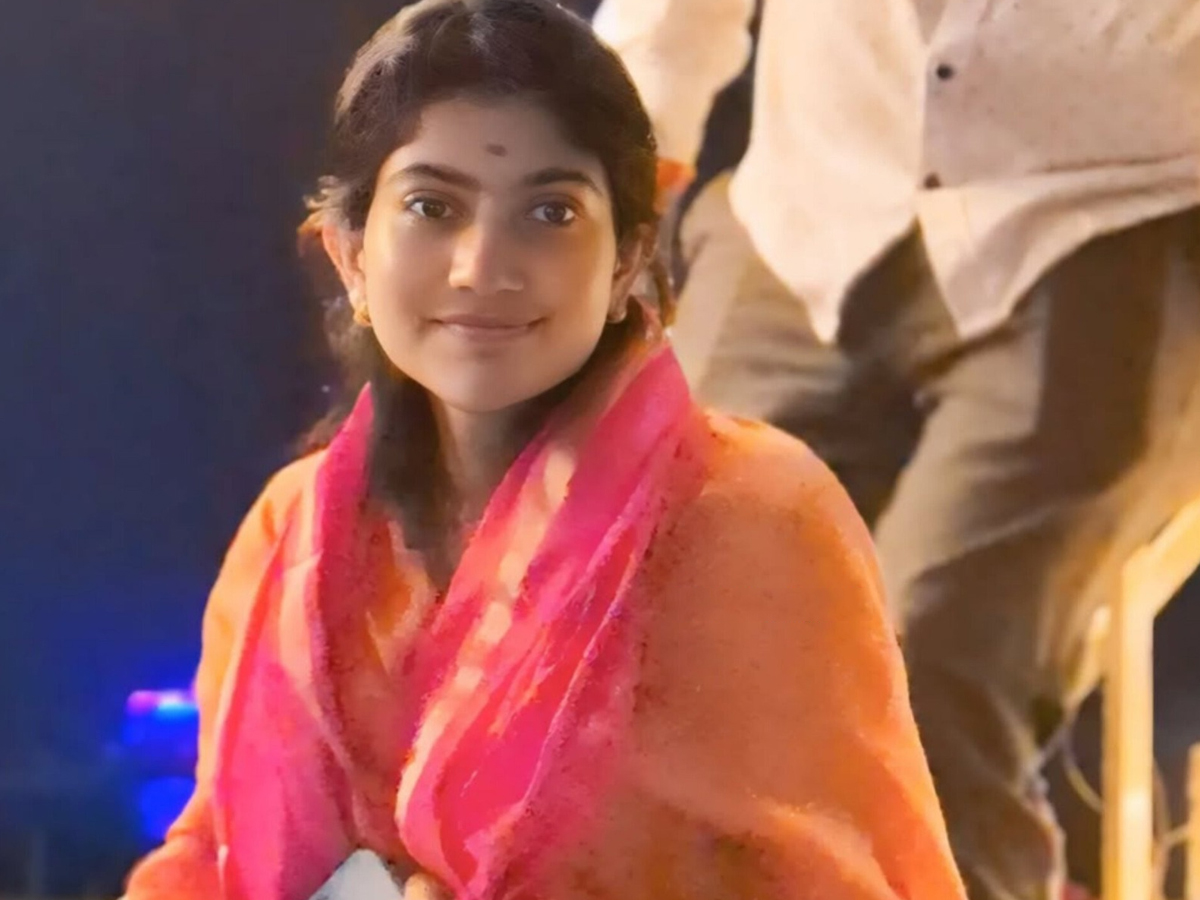 Actress Sai Pallavi Immersed In Worship Of Lord Kashi Annapurna Devi11