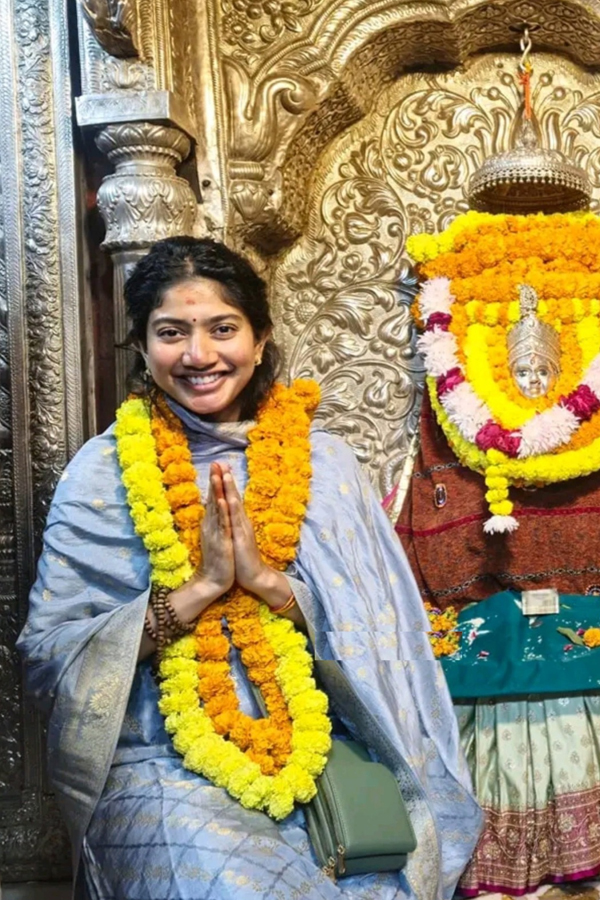 Actress Sai Pallavi Immersed In Worship Of Lord Kashi Annapurna Devi2