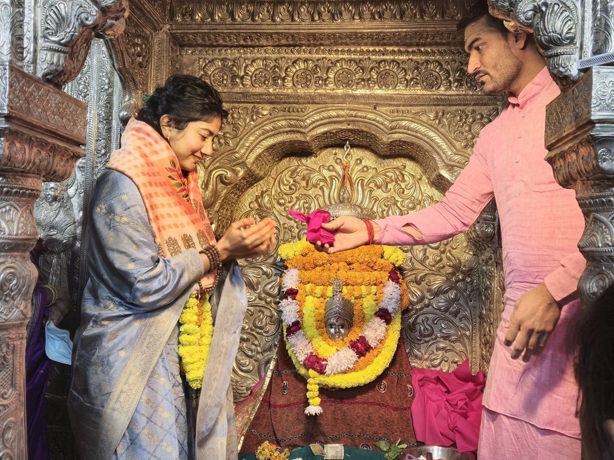 Actress Sai Pallavi Immersed In Worship Of Lord Kashi Annapurna Devi3