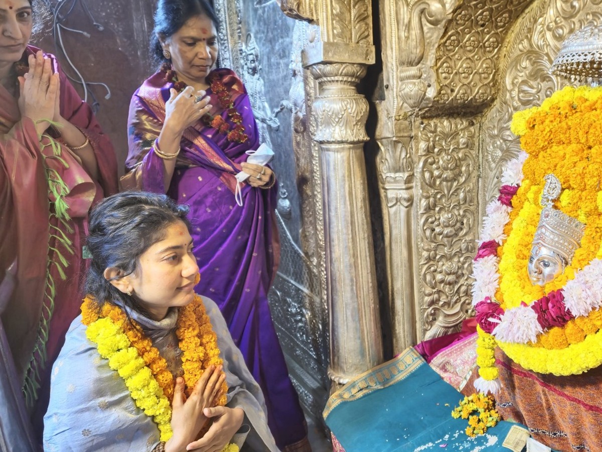 Actress Sai Pallavi Immersed In Worship Of Lord Kashi Annapurna Devi4