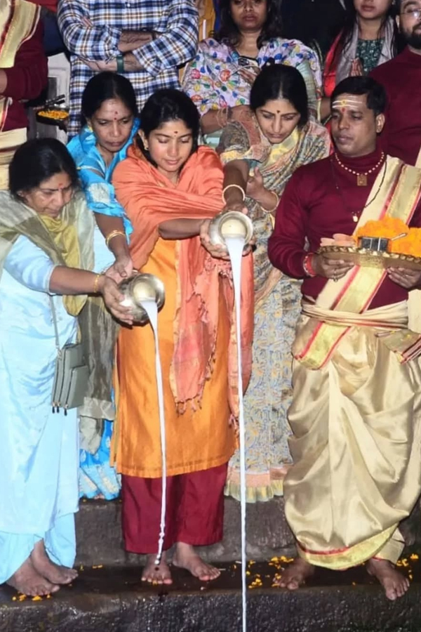 Actress Sai Pallavi Immersed In Worship Of Lord Kashi Annapurna Devi6