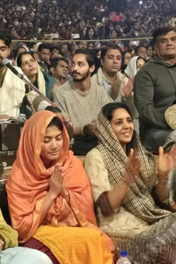 Actress Sai Pallavi Immersed In Worship Of Lord Kashi Annapurna Devi7