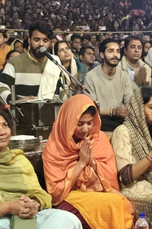 Actress Sai Pallavi Immersed In Worship Of Lord Kashi Annapurna Devi8