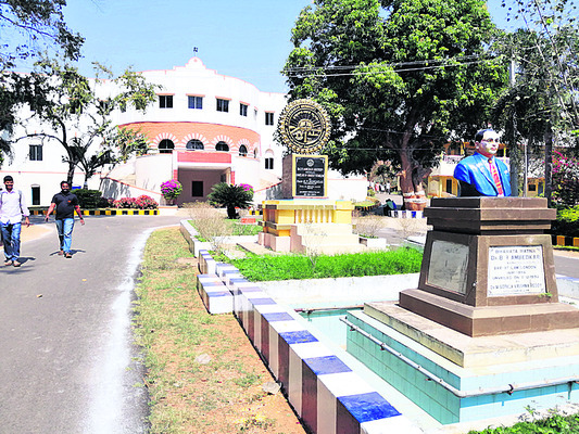 అధినేత ఆలోచనల మేరకు నడుచుకోవాలి 
1