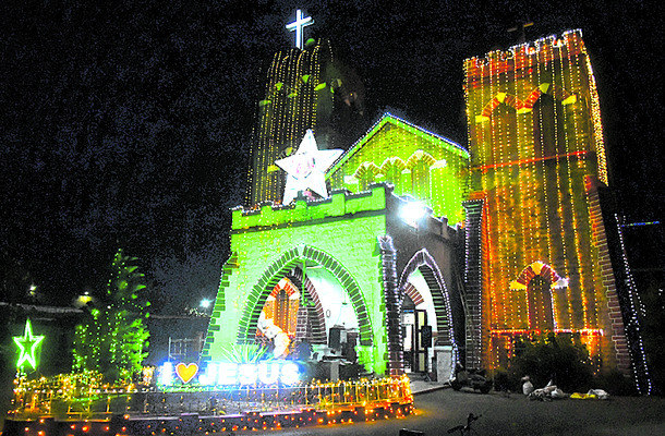 పండగ సందడితో కళకళలాడుతోంది1