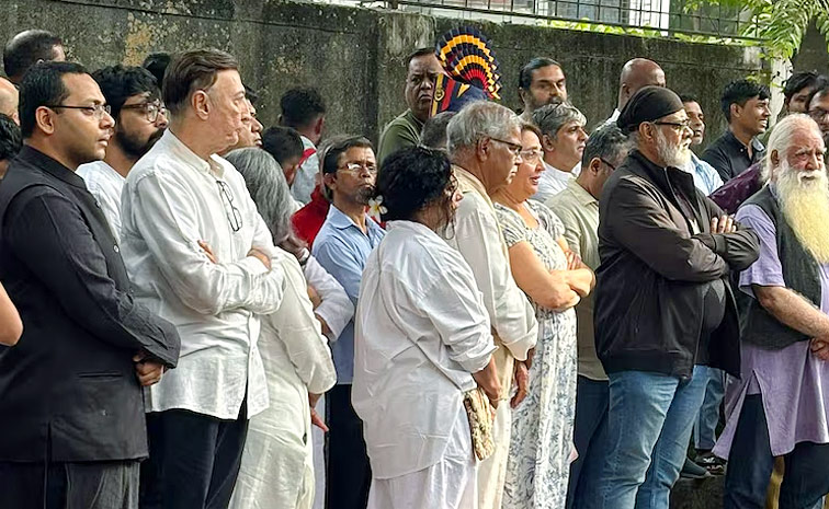 Director Shyam Benegal Funeral in Mumbai Photos12