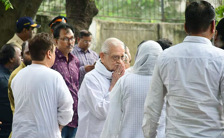 Director Shyam Benegal Funeral in Mumbai Photos13