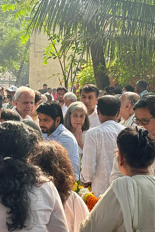 Director Shyam Benegal Funeral in Mumbai Photos8