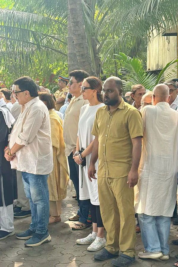 Director Shyam Benegal Funeral in Mumbai Photos9