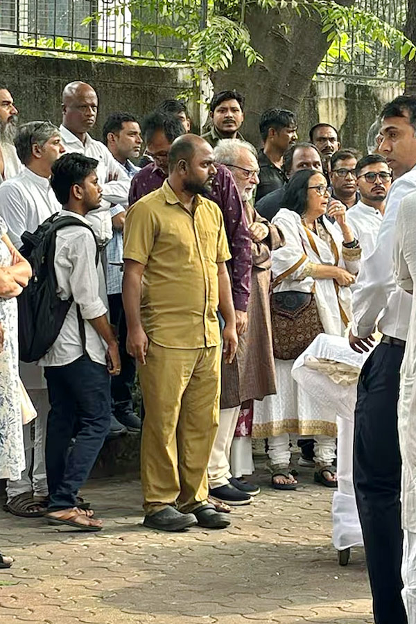 Director Shyam Benegal Funeral in Mumbai Photos10