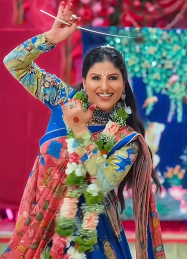 Singer Mangli released a new song radhe radha along with her sisters18