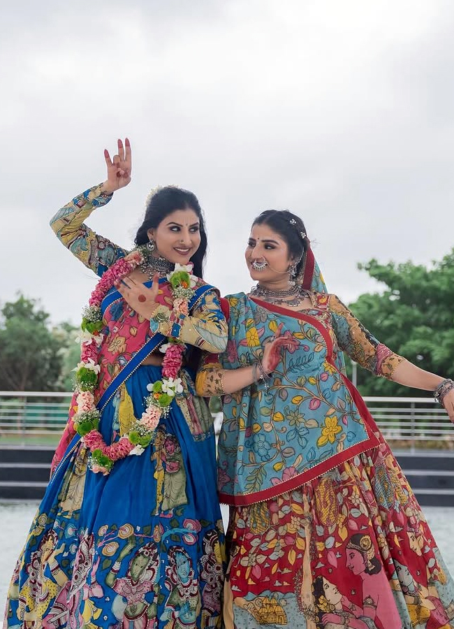 Singer Mangli released a new song radhe radha along with her sisters7