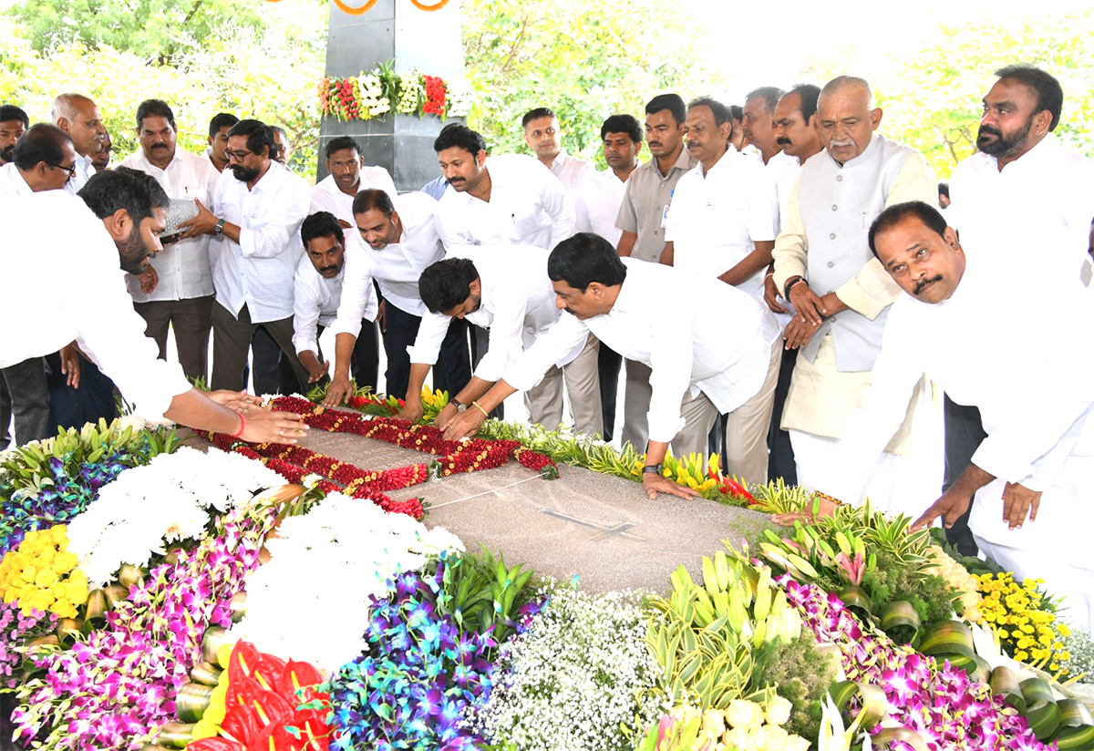 YS Jagan Pays Tributes Dr YSR at YSR Ghat in Idupulapaya8