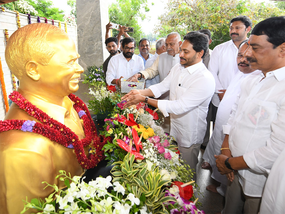 YS Jagan Pays Tributes Dr YSR at YSR Ghat in Idupulapaya9