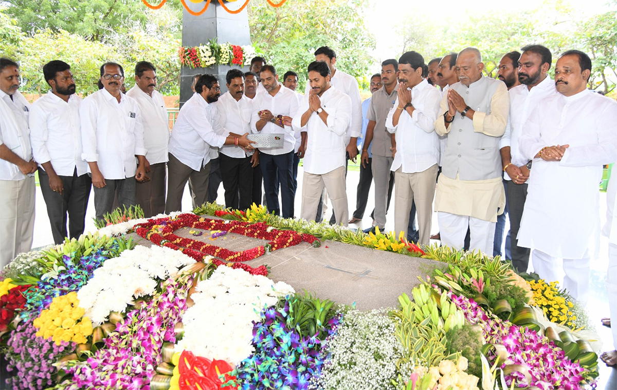 YS Jagan Pays Tributes Dr YSR at YSR Ghat in Idupulapaya10