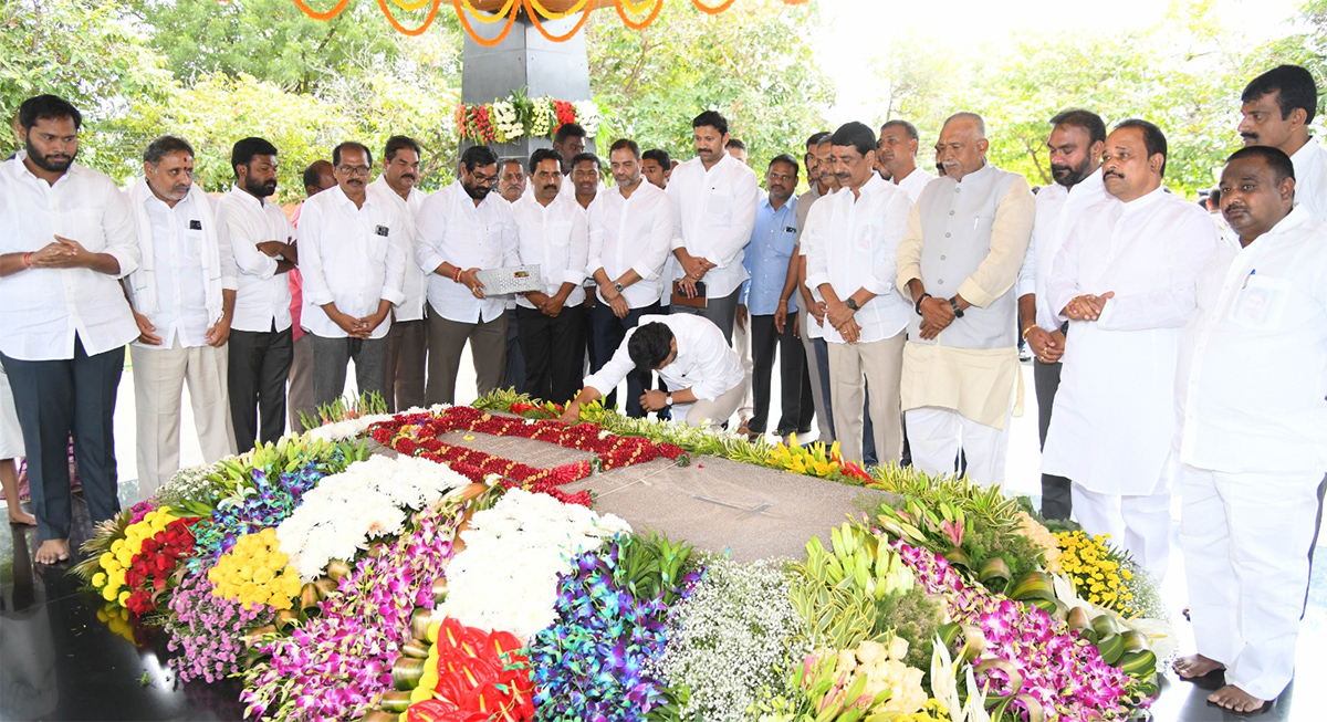 YS Jagan Pays Tributes Dr YSR at YSR Ghat in Idupulapaya11