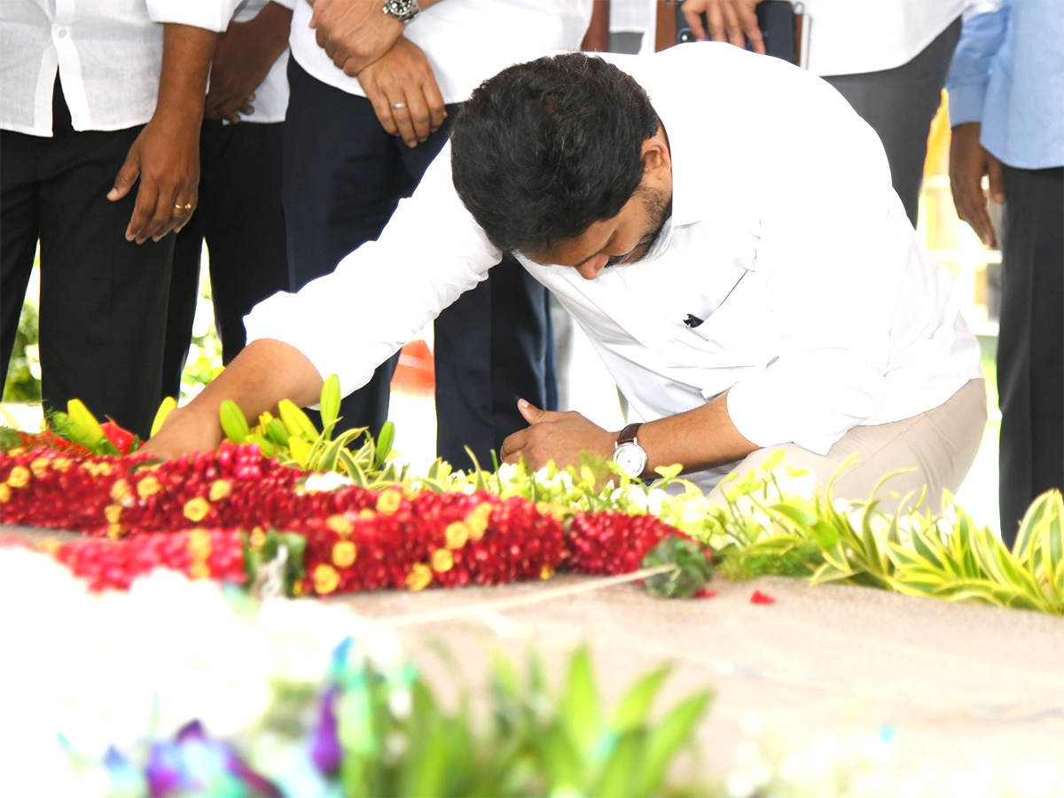 YS Jagan Pays Tributes Dr YSR at YSR Ghat in Idupulapaya2