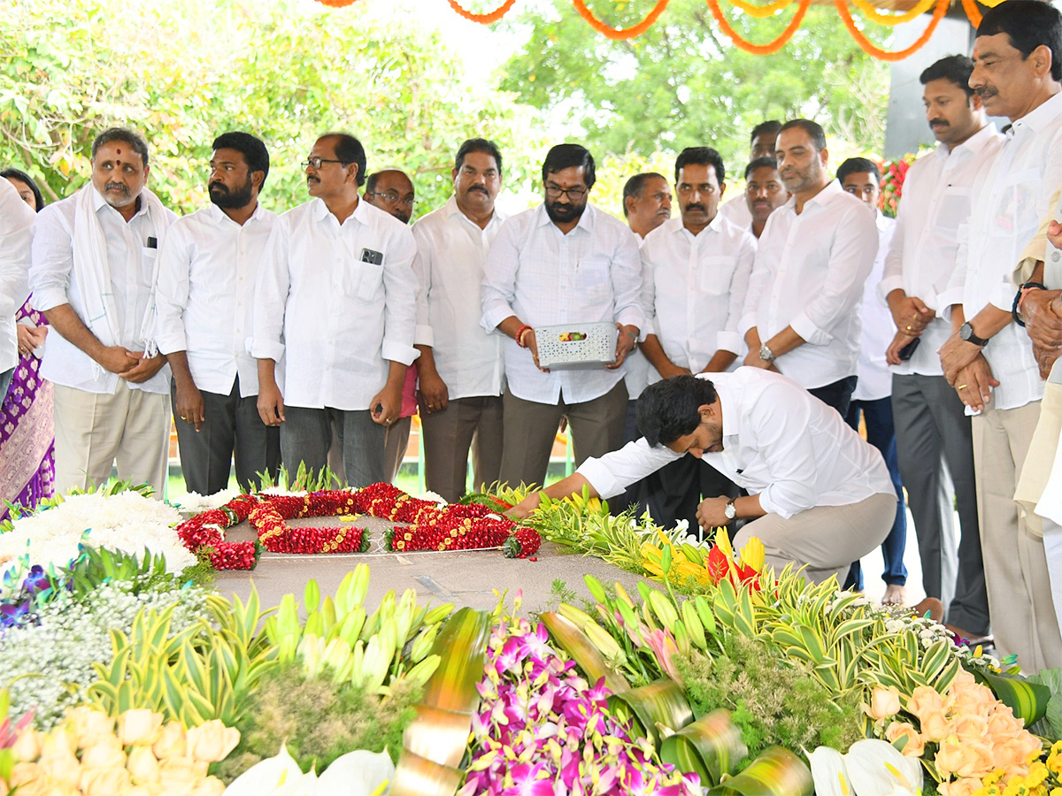 YS Jagan Pays Tributes Dr YSR at YSR Ghat in Idupulapaya3