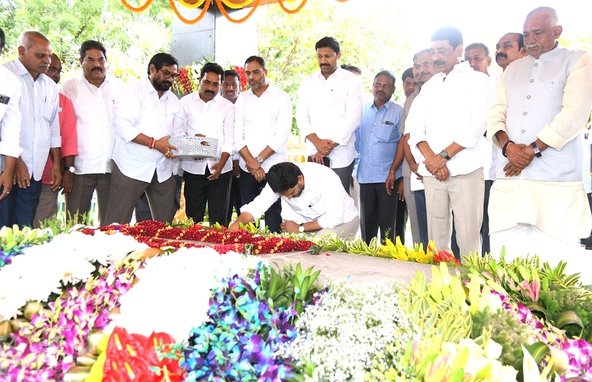 YS Jagan Pays Tributes Dr YSR at YSR Ghat in Idupulapaya4