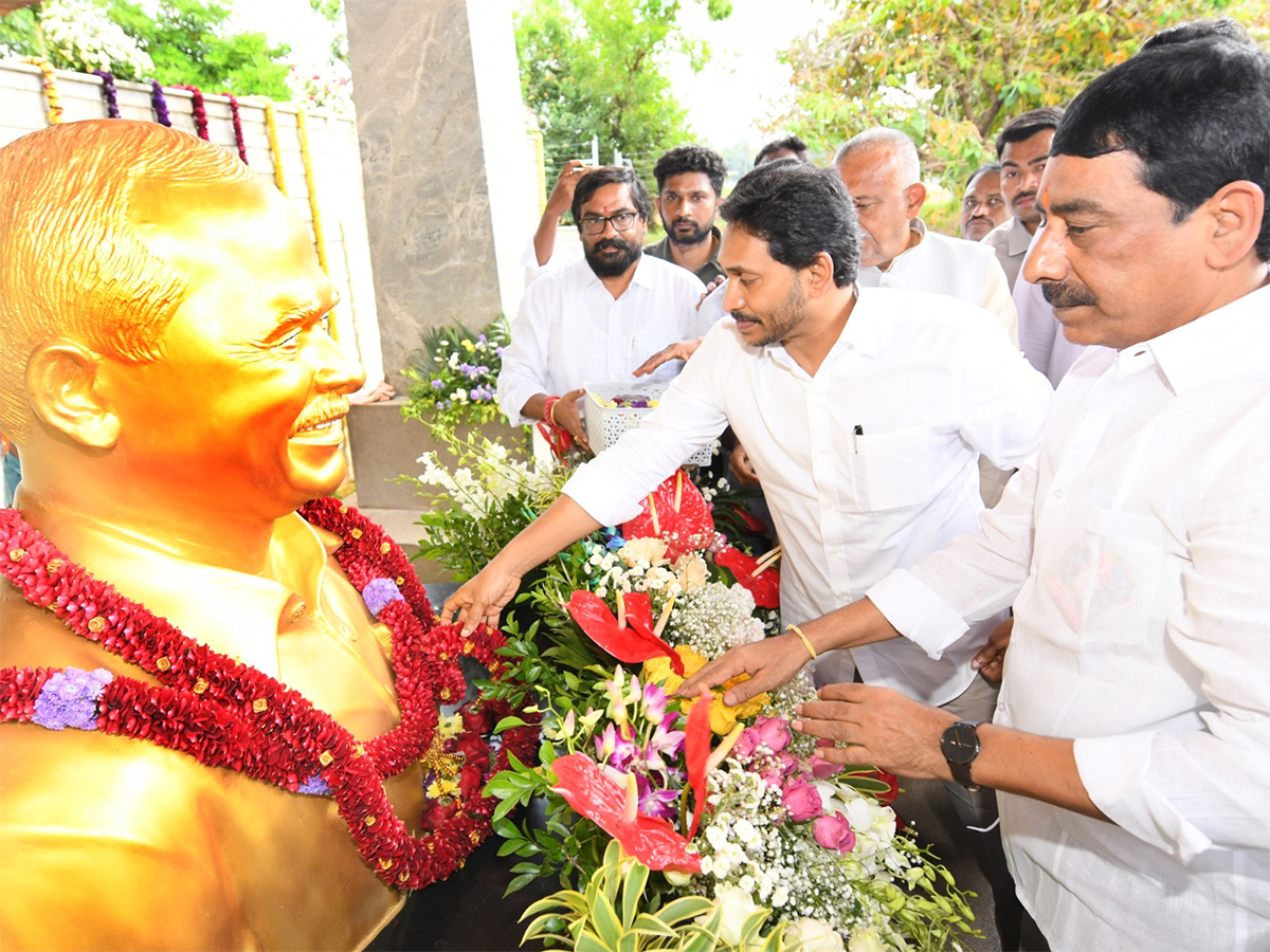 YS Jagan Pays Tributes Dr YSR at YSR Ghat in Idupulapaya5