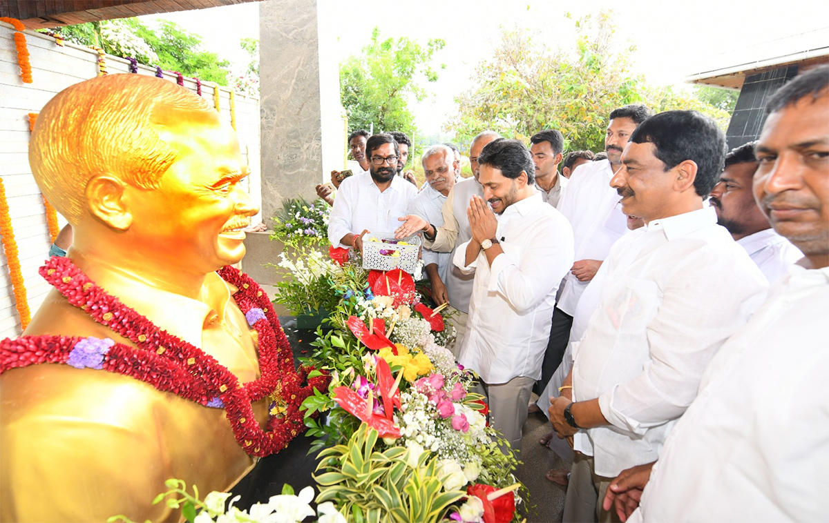 YS Jagan Pays Tributes Dr YSR at YSR Ghat in Idupulapaya6