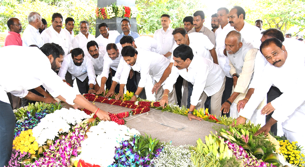 YS Jagan Pays Tributes Dr YSR at YSR Ghat in Idupulapaya7