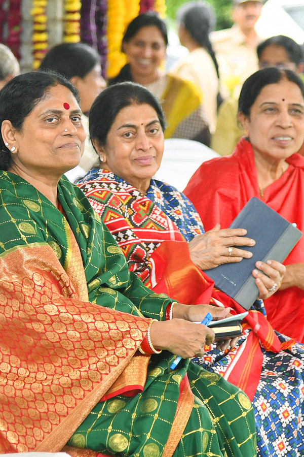 YS Jagan and family members in special Christmas prayers Photos11