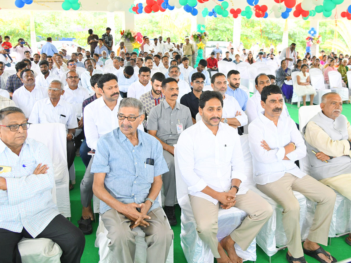 YS Jagan and family members in special Christmas prayers Photos2