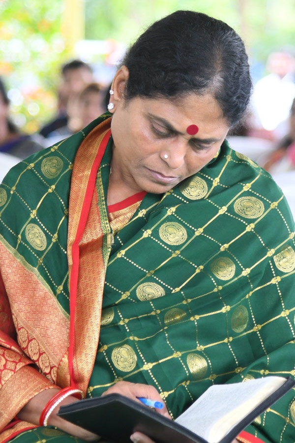 YS Jagan and family members in special Christmas prayers Photos3