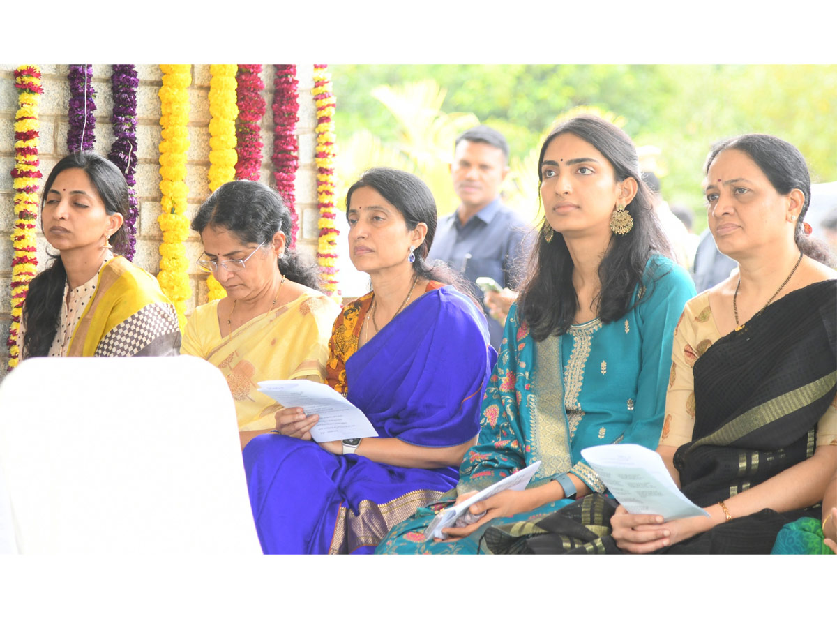 YS Jagan and family members in special Christmas prayers Photos4