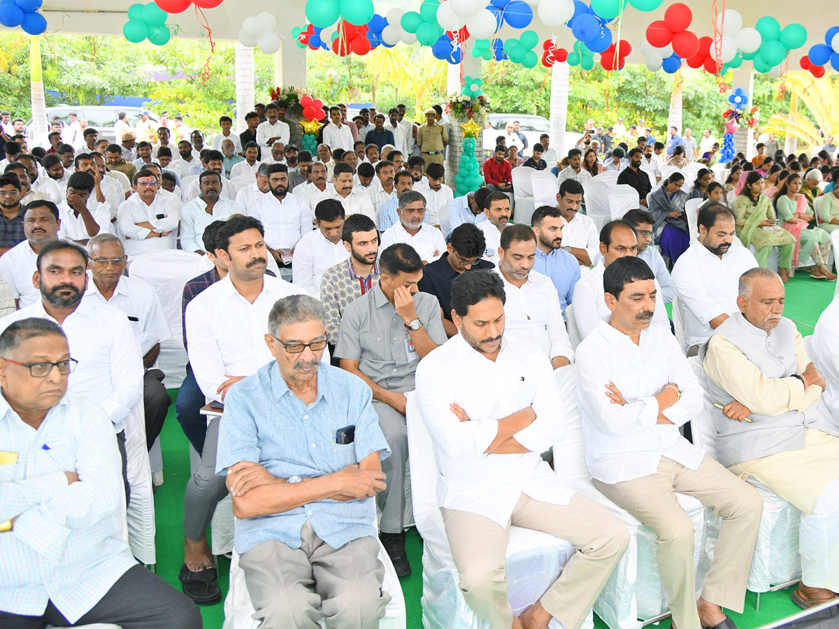 YS Jagan and family members in special Christmas prayers Photos8