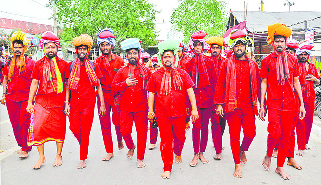 దుర్గగుడికి పోటెత్తిన భవానీలు 1