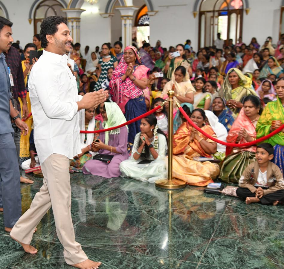 YS Jagan Christmas Celebration With YS Vijayamma at CSI Church Pulivendula44