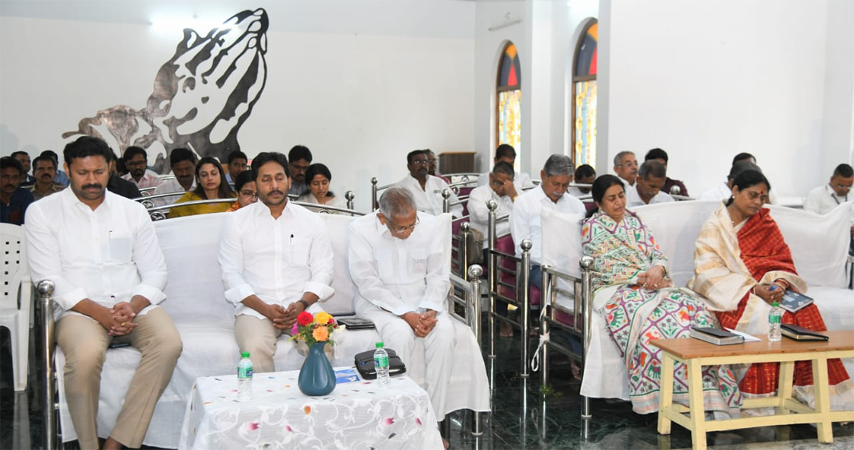 YS Jagan Christmas Celebration With YS Vijayamma at CSI Church Pulivendula12