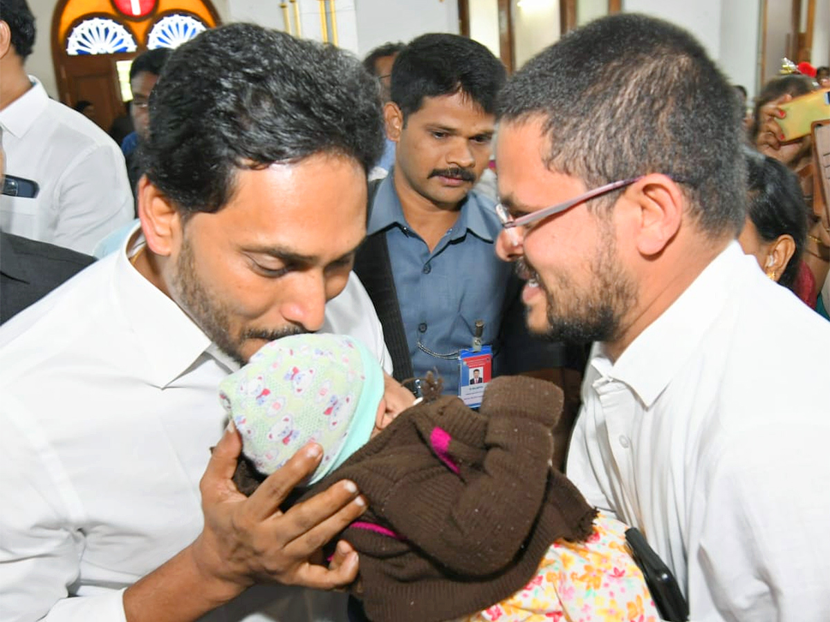 YS Jagan Christmas Celebration With YS Vijayamma at CSI Church Pulivendula17