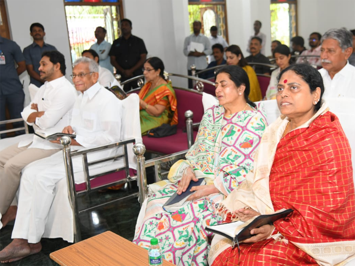 YS Jagan Christmas Celebration With YS Vijayamma at CSI Church Pulivendula18