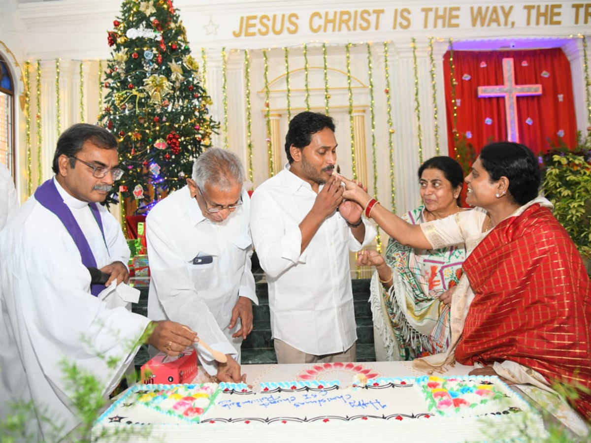 YS Jagan Christmas Celebration With YS Vijayamma at CSI Church Pulivendula2