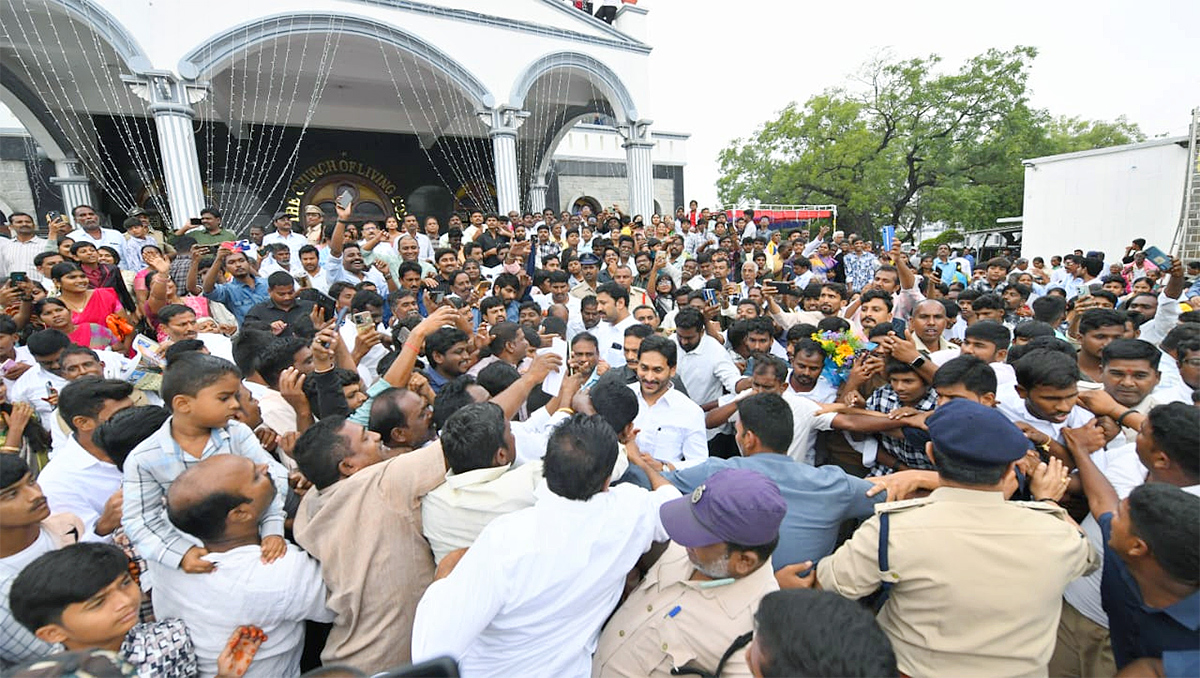 YS Jagan Christmas Celebration With YS Vijayamma at CSI Church Pulivendula28