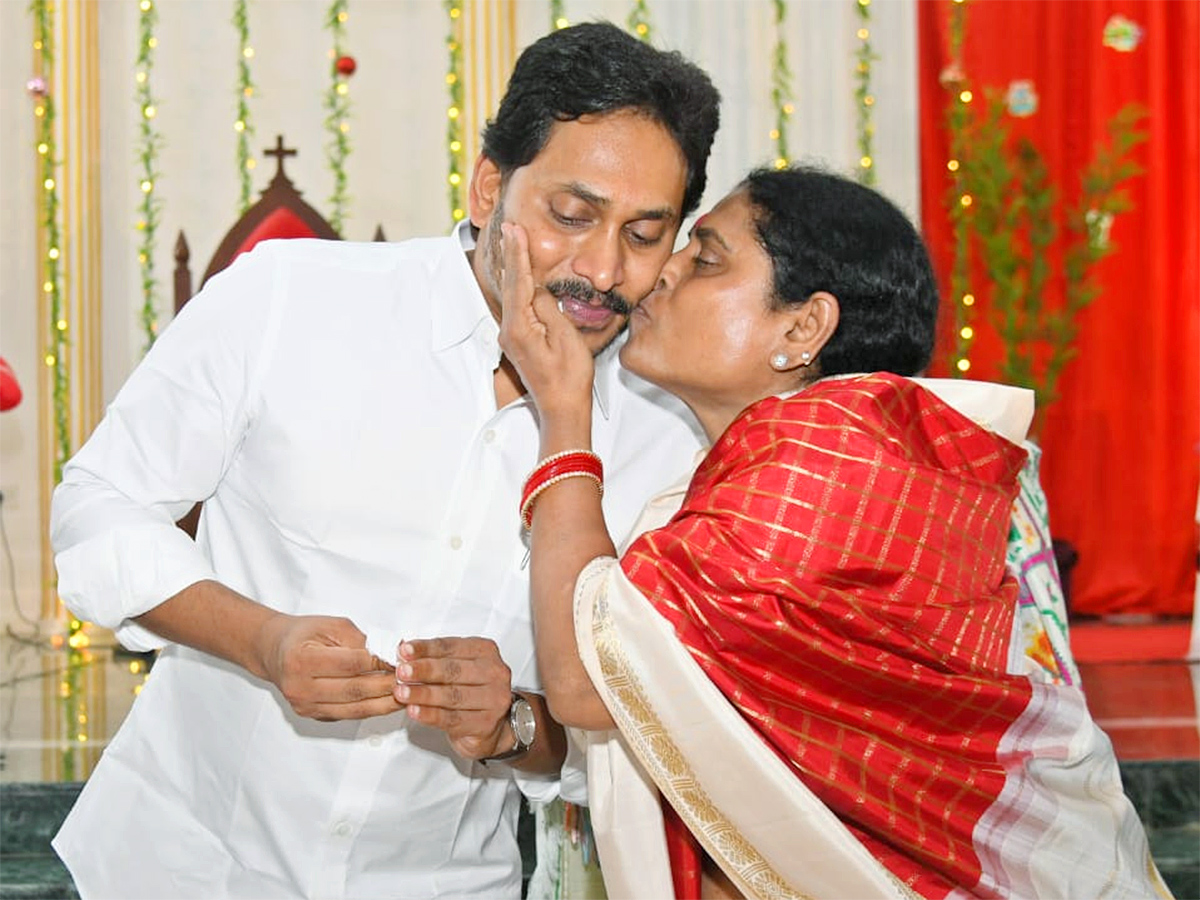 YS Jagan Christmas Celebration With YS Vijayamma at CSI Church Pulivendula3