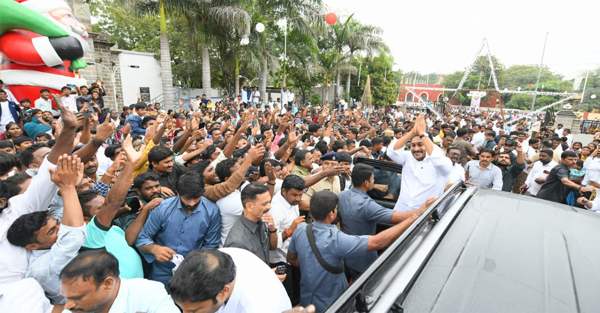 YS Jagan Christmas Celebration With YS Vijayamma at CSI Church Pulivendula29