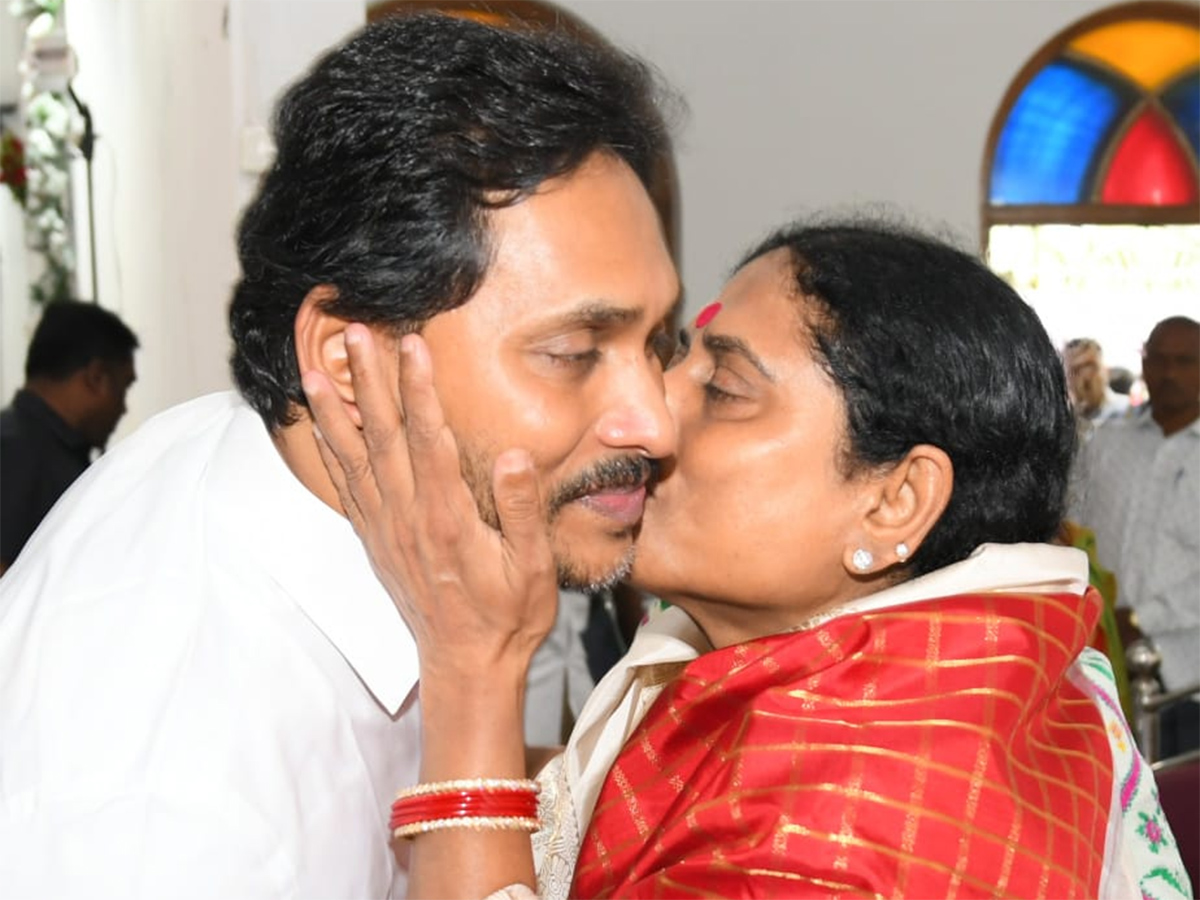 YS Jagan Christmas Celebration With YS Vijayamma at CSI Church Pulivendula36