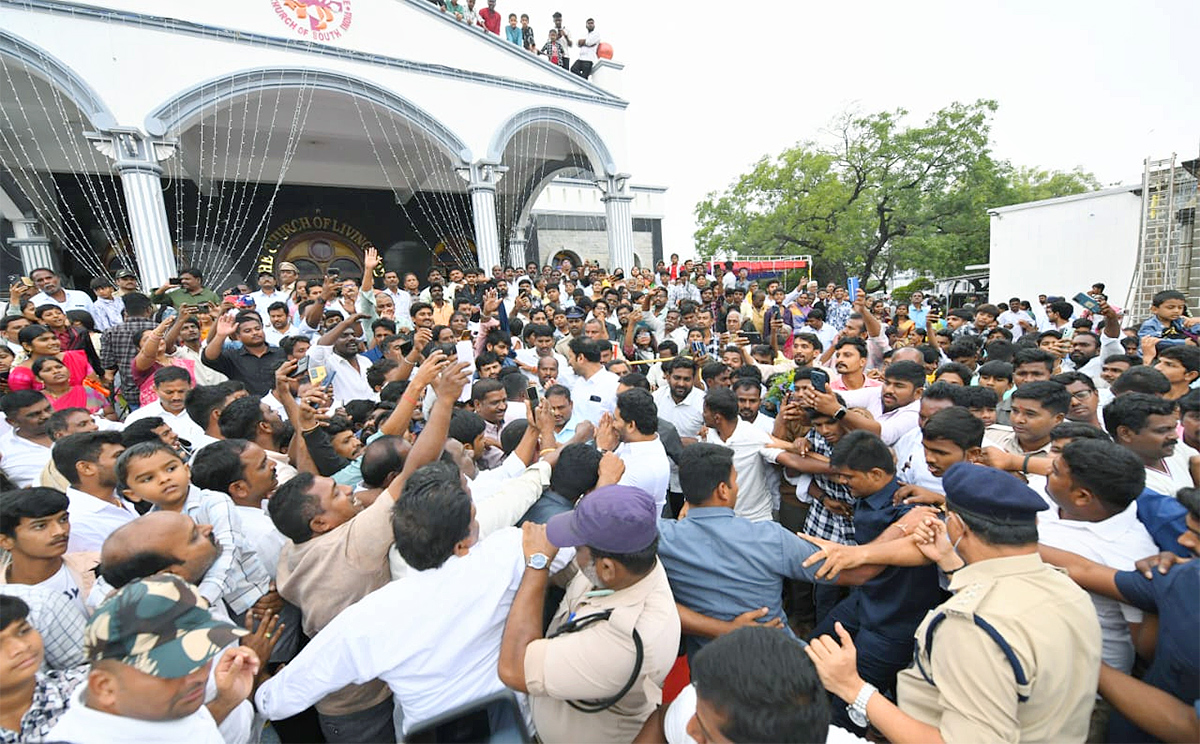 YS Jagan Christmas Celebration With YS Vijayamma at CSI Church Pulivendula37