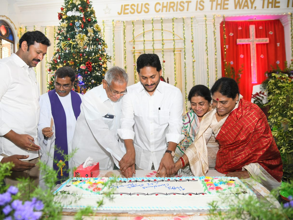 YS Jagan Christmas Celebration With YS Vijayamma at CSI Church Pulivendula5