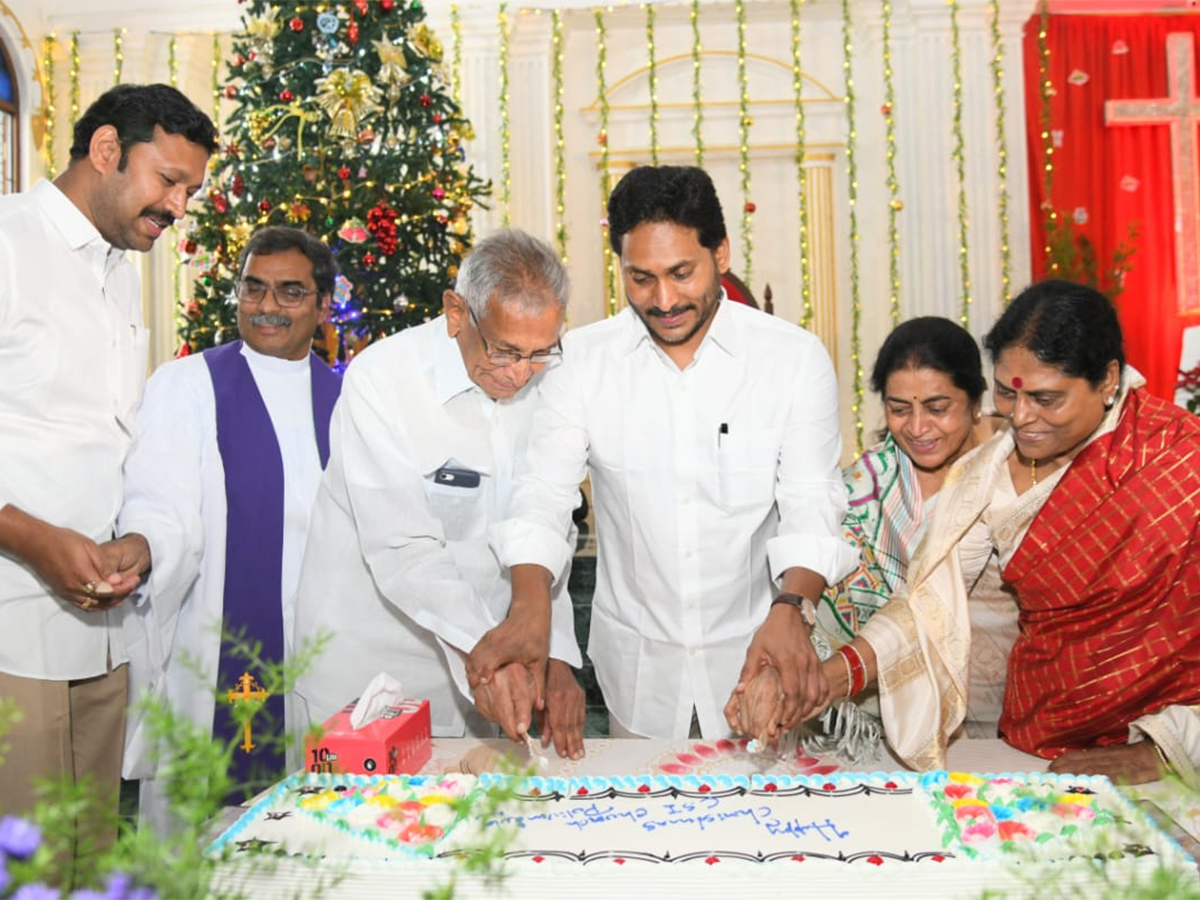 YS Jagan Christmas Celebration With YS Vijayamma at CSI Church Pulivendula6